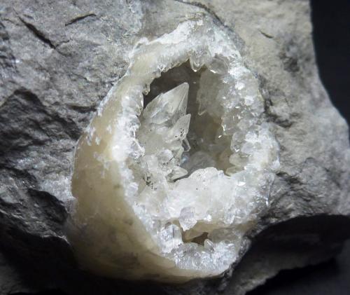 Calcita<br />Torremocha del Campo, Comarca Sierra Norte de Guadalajara, Guadalajara, Castilla-La Mancha, España<br />2 x 1,5 cm. la geoda, 1 cm. el cristal<br /> (Autor: javier ruiz martin)