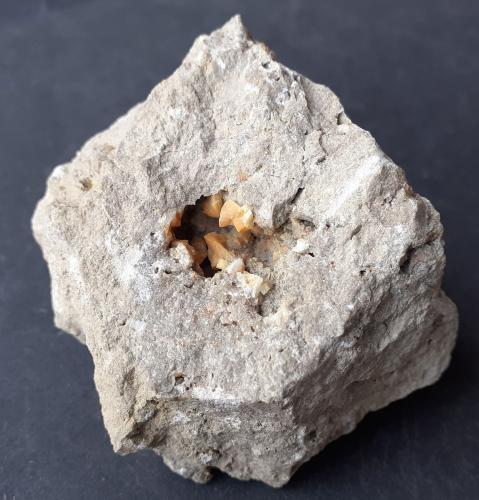 Dolomite<br />Albvorlandtunnel, Wendlingen, Distrito Esslingen, Región Stuttgart, Baden-Württemberg, Alemania<br />5 x 4,5 cm<br /> (Author: Volkmar Stingl)