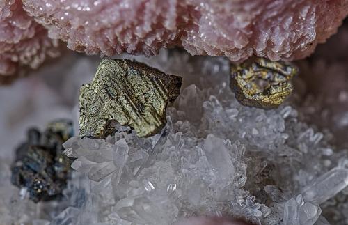 Sphaletite coated by Chalcopyrite with Rhodochrosite and Quartz<br />Mina Batantsi, Zona minera Madan, Montes Rhodope, Smolyan Oblast, Bulgaria<br />Main crystal size: 4.5 mm<br /> (Author: am mizunaka)