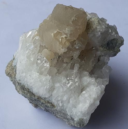 Calcite, Quartz, Pyrite<br />Túnel Baimashan (obras), Qianbaxia, Wuyishan, Prefectura Nanping, Provincia Fujian, China<br />4,5 x 4,5 cm<br /> (Author: Volkmar Stingl)