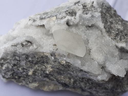 Calcite, Quartz, Pyrite<br />Túnel Baimashan (obras), Qianbaxia, Wuyishan, Prefectura Nanping, Provincia Fujian, China<br />6,5 x 4,5 cm<br /> (Author: Volkmar Stingl)