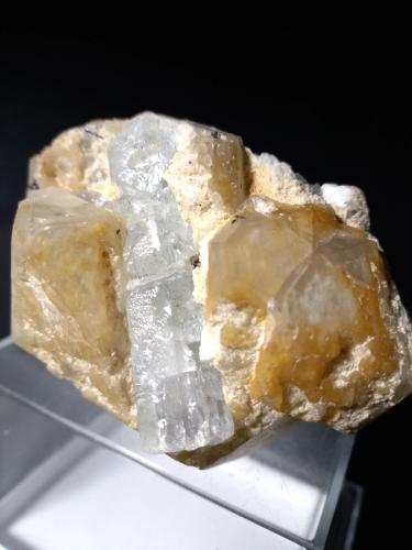 Beryl (variety aquamarine), Quartz<br />Valle Shigar, Distrito Shigar, Gilgit-Baltistan (Áreas del Norte), Paquistán<br />74 x 70 mm<br /> (Author: Sante Celiberti)