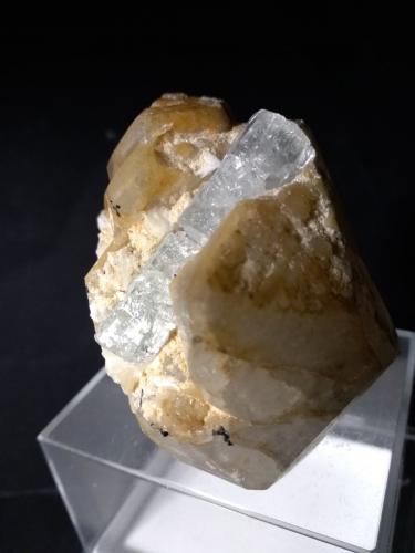 Beryl (variety aquamarine), Quartz<br />Valle Shigar, Distrito Shigar, Gilgit-Baltistan (Áreas del Norte), Paquistán<br />74 x 70 mm<br /> (Author: Sante Celiberti)