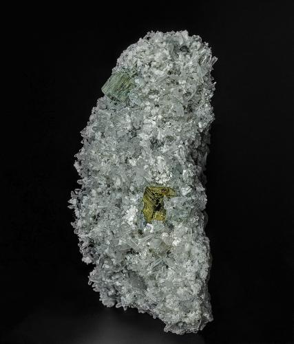 Fluorapatite, Pyrite, Quartz<br />Mina Huanzala, Distrito Huallanca, Provincia Dos de Mayo, Departamento Huánuco, Perú<br />8.0 x 4.5 cm<br /> (Author: am mizunaka)