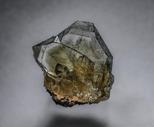 Quartz (variety smoky quartz)<br />Afloramientos Warialda Creek, Delungra, Condado Murchison, Nueva Gales del Sur, Australia<br />1.6 x 1.9 cm<br /> (Author: am mizunaka)