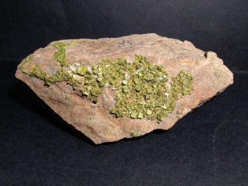 Autunite<br />Saint-Symphorien-de-Marmagne, Montcenis, Distrito Autun, Saône-et-Loire, Bourgogne-Franche-Comté, Francia<br />17,5 x 10 cm<br /> (Author: Sante Celiberti)