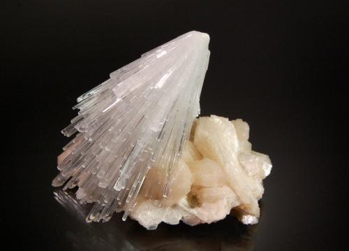 Scolecite<br />Distrito Nashik (Nasik), Maharashtra, India<br />8.1 x 6.5 x 5.2 cm<br /> (Author: Michael Shaw)