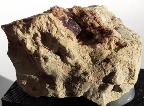 Cinnabar on Dolomite<br />Lovelock, Distrito Antelope, Condado Pershing, Nevada, USA<br />4,5 x 3 cm<br /> (Author: Volkmar Stingl)