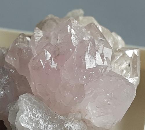 Quartz (variety rose quartz)<br />Concesión Ilha, Taquaral, Itinga, Jequitinhonha, Minas Gerais, Brasil<br />3 x 2 cm<br /> (Author: Volkmar Stingl)