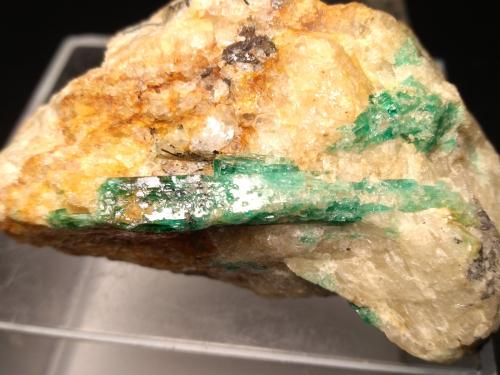 Beryl (variety Emerald)<br />Swat, Distrito Swat (Valle Swat), Jaiber Pastunjuá, Paquistán<br />62 x 40 mm<br /> (Author: Sante Celiberti)