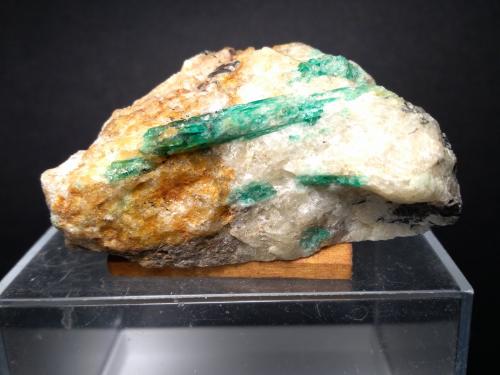 Beryl (variety emerald)<br />Swat, Distrito Swat (Valle Swat), Jaiber Pastunjuá, Paquistán<br />62 x 40 mm<br /> (Author: Sante Celiberti)