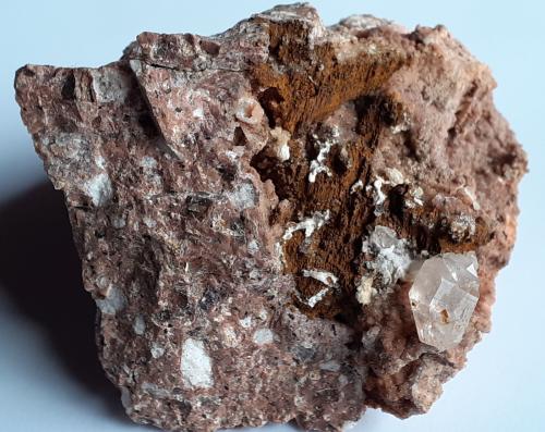 Quartz, Aragonite, limonite<br />Terlano (Terlan), Provincia Bolzano, Trentino-Alto Adige (Trentino-Südtirol), Italia<br />6 x 5,5 cm<br /> (Author: Volkmar Stingl)