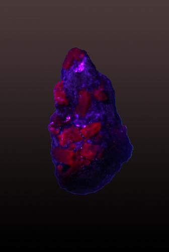 Corundum (variety ruby)<br />Jagdalek Mine, Surobi, Kabul, Afganistán<br />25 mm x 42 mm x 20 mm<br /> (Author: Firmo Espinar)