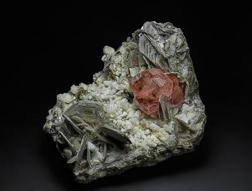 Fluorapatite, Muscovite, Albite<br />Chumar Bakhoor, Valle Hunza, Distrito Nagar, Gilgit-Baltistan (Áreas del Norte), Paquistán<br />11.6 x 10.4 cm<br /> (Author: am mizunaka)