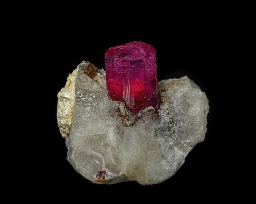 Elbaite, Quartz<br />Beni Bouzra (Bni Bouzra), Provincia Chefchaouen, Región Tanger-Tetouan-Al Hoceima, Marruecos<br />3.2 x 3.1 cm<br /> (Author: am mizunaka)