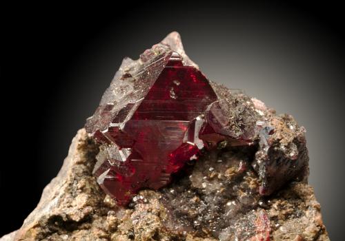 Cinabrio<br />Mina Las Cuevas, Almadén, Comarca Valle de Alcudia, Ciudad Real, Castilla-La Mancha, España<br />Cristal de 1cm<br /> (Autor: Raul Vancouver)