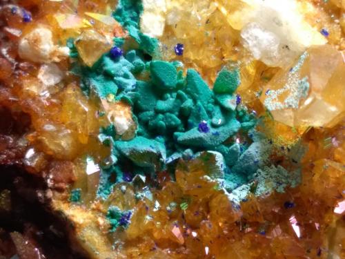 Calcite, Malachite, Azurite<br />Brixlegg, Distrito Kufstein, Valle Inn, Tirol Norte, Tirol, Austria<br />62 x 35 mm<br /> (Author: Sante Celiberti)