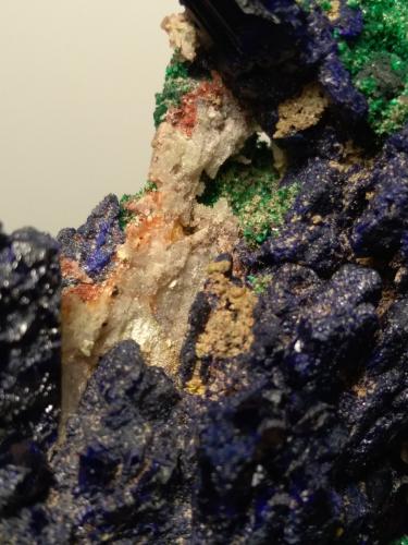 Azurite, Malachite, Tsumcorite, Schultenite, Beaverite-(Cu), Copper, Zincolivenite, Keyite, Calcite<br />Mina Tsumeb, Tsumeb, Región Otjikoto, Namibia<br />85 x 75 mm<br /> (Author: Sante Celiberti)