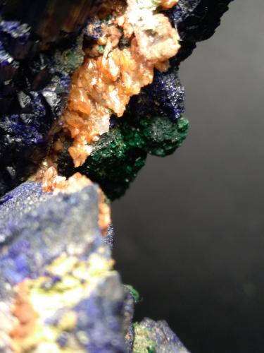 Azurite, Malachite, Tsumcorite, Schultenite, Beaverite-(Cu), Copper, Zincolivenite, Keyite, Calcite<br />Mina Tsumeb, Tsumeb, Región Otjikoto, Namibia<br />85 x 75 mm<br /> (Author: Sante Celiberti)