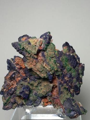 Azurite, Malachite, Tsumcorite, Schultenite, Beaverite-(Cu), Copper, Zincolivenite, Keyite, Calcite<br />Mina Tsumeb, Tsumeb, Región Otjikoto, Namibia<br />85 x 75 mm<br /> (Author: Sante Celiberti)