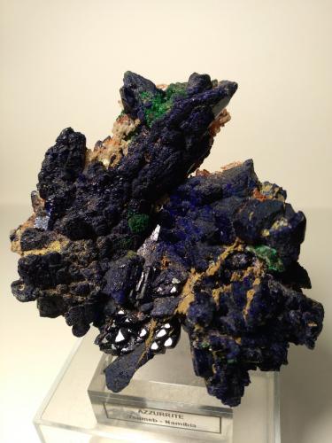 Azurite, Malachite, Tsumcorite, Schultenite, Beaverite-(Cu), Copper, Zincolivenite, Keyite, Calcite<br />Mina Tsumeb, Tsumeb, Región Otjikoto, Namibia<br />85 x 75 mm<br /> (Author: Sante Celiberti)