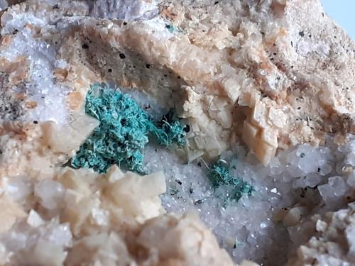 Malachite, Quartz, Dolomite<br />Distrito minero Ringenwechsel, Troi, Distrito Schwaz, Valle Inn, Tirol Norte, Tirol, Austria<br />FoV ca. 2,5 x 2 cm<br /> (Author: Volkmar Stingl)