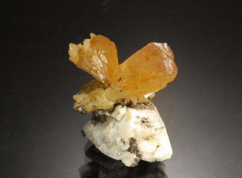 Stilbite<br />Braunlage, Distrito Goslar, Harz, Baja Sajonia/Niedersachsen, Alemania<br />2.1 x 2.1 cm<br /> (Author: Michael Shaw)