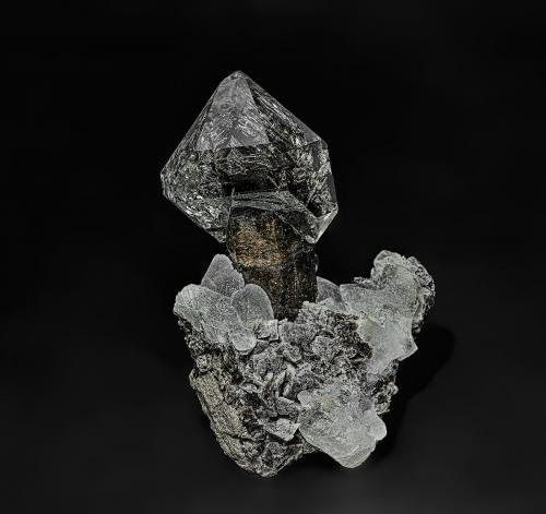 Quartz, Calcite, Dolomite<br />Mina Treasure Mountain Diamond, Little Falls, Condado Herkimer, New York, USA<br />5.2 x 3.6 cm<br /> (Author: am mizunaka)