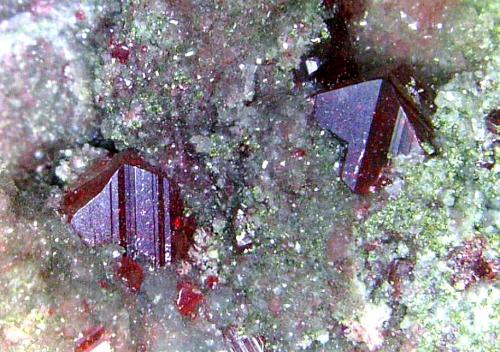 Cinabrio<br />Mina Las Cuevas, Almadén, Comarca Valle de Alcudia, Ciudad Real, Castilla-La Mancha, España<br />Cristales de 3 mm.<br /> (Autor: Antonio P. López)