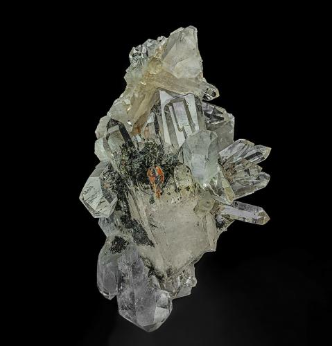 Quartz, Epidote<br />Puerto de Smerwick, Smerwick, Condado de Kerry, Irlanda<br />8.4 x 4.6 cm<br /> (Author: am mizunaka)