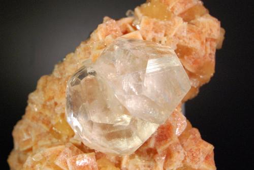 Calcite<br />Depósito Sarbai, Rudny, Región Kostanay, Kazajstán<br />6.8 x 5.6 cm<br /> (Author: Michael Shaw)