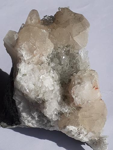 Calcite, Quartz<br />Túnel Baimashan (obras), Qianbaxia, Wuyishan, Prefectura Nanping, Provincia Fujian, China<br />10,5 x 5,5 cm<br /> (Author: Volkmar Stingl)