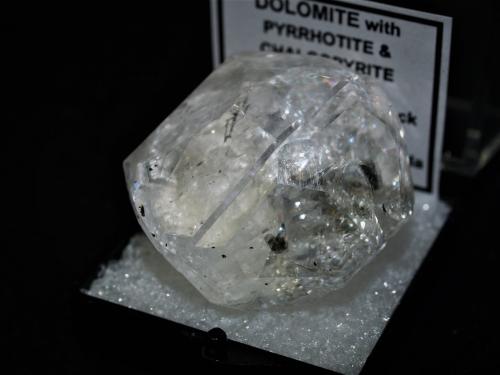 Dolomite<br />Mina Coleman, Levack, Distrito Sudbury, Ontario, Canadá<br />2.8x3.2x2 cm''s<br /> (Author: Joseph DOliveira)