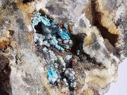 Chrysocolla, Quartz, Fluorite<br />Mina Yongping, Yongping, Yanshan, Prefectura Shangrao, Provincia Jiangxi, China<br />6 x 5,5 cm<br /> (Author: Volkmar Stingl)