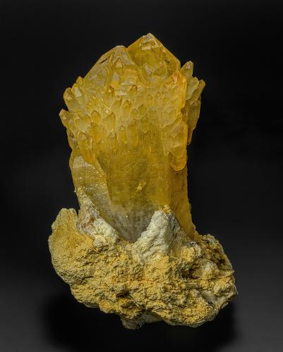 Quartz<br />Valle Shigar, Distrito Shigar, Gilgit-Baltistan (Áreas del Norte), Paquistán<br />13.5 x 9.5 x 7.0 cm<br /> (Author: am mizunaka)