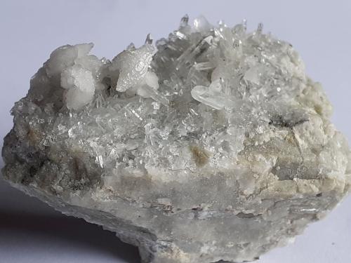 Calcite, Quartz, Pyrite<br />Túnel Baimashan (obras), Qianbaxia, Wuyishan, Prefectura Nanping, Provincia Fujian, China<br />5,5 x 3,5 cm<br /> (Author: Volkmar Stingl)