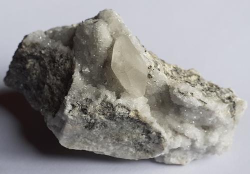 Calcite, Quartz, Pyrite<br />Túnel Baimashan (obras), Qianbaxia, Wuyishan, Prefectura Nanping, Provincia Fujian, China<br />6,5 x 4 cm<br /> (Author: Volkmar Stingl)