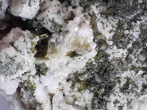 Titanite, Epidote, Albite (variety Pericline), Orthoclase (variety Adularia)<br />Valle Hollersbach, Hohe Tauern, Salzburgo/Salzburg, Austria<br />7,5 x 5 cm<br /> (Author: Volkmar Stingl)