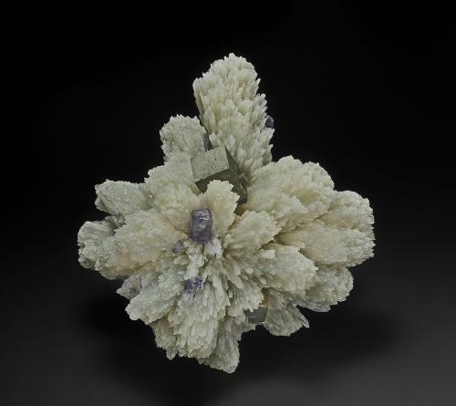 Quartz, Pyrite, Fluorite<br />Mina Shangbao, Leiyang, Prefectura Hengyang, Provincia Hunan, China<br />9.9 x 9.8 cm<br /> (Author: am mizunaka)