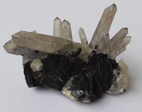 Quartz, Hematite (variety specularite)<br />Mina Lechang, Lechang, Prefectura Shaoguan, Provincia Guangdong, China<br />6,5 x 5 cm<br /> (Author: Volkmar Stingl)