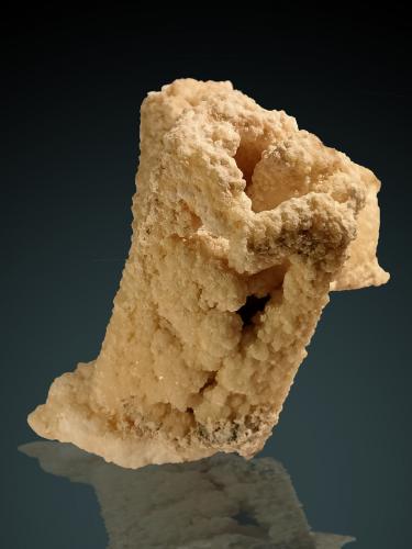 Calcite (variety kanonenspat) and Quartz<br />Jebel Masker, zona Imilchil, Tounfit, Provincia Khénifra, Región Beni Mellal-Khenifra, Marruecos<br />67 mm x 33 mm x 32 mm main crystal<br /> (Author: Firmo Espinar)