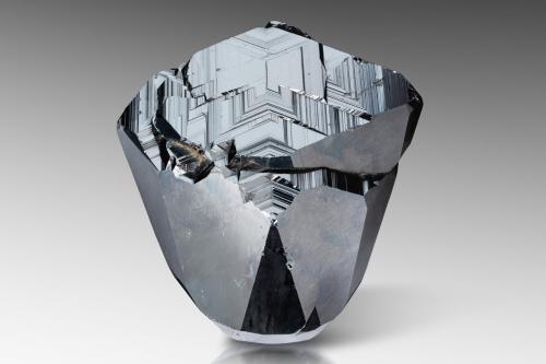 Hematites<br />Congonhas (Congonhas do Campo), Minas Gerais, Brasil<br />10.5 x 11.5 x 6.5 cm / cristal principal: 11.4 cm<br /> (Autor: Museo MIM)