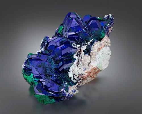 Azurita<br />Mina Milpillas, Cuitaca, Municipio Santa Cruz, Sonora, México<br />17 x 8.5 x 8.5 cm / cristal principal: 5.1 cm<br /> (Autor: Museo MIM)