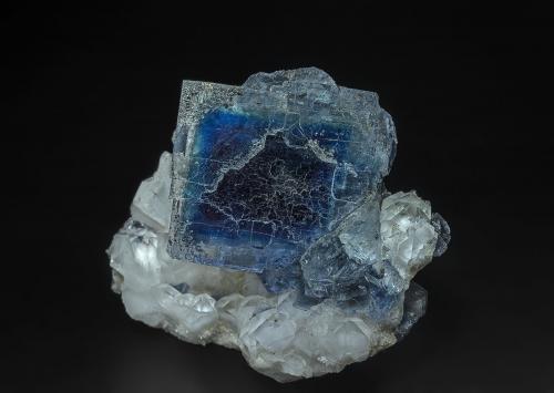 Fluorite, Quartz<br />Mina Le Burc, Zona Alban-Le Fraysse, Tarn, Occitanie, Francia<br />6.7 x 5.3 cm<br /> (Author: am mizunaka)