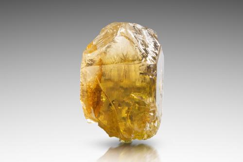 Danburita<br />Valle Mogok, Mogok, Distrito Pyin-Oo-Lwin, Región Mandalay (Division Mandalay), Myanmar (Burma)<br />2 x 2.5 x 4.5 cm / cristal principal: 4.2 cm<br /> (Autor: Museo MIM)