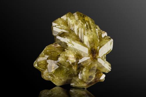 Crisoberilo<br />Itaguaçu, Espirito Santo, Región Sudeste, Brasil<br />6 x 6.5 x 5.5 cm / cristal principal: 6.3 cm<br /> (Autor: Museo MIM)