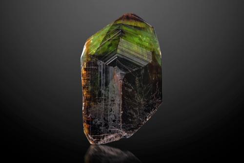 Zircon<br />Distrito Midongy, Región Atsimo-Atsinanana, Madagascar<br />3 x 3 x 6.5 cm / main crystal: 6.2 cm<br /> (Author: MIM Museum)