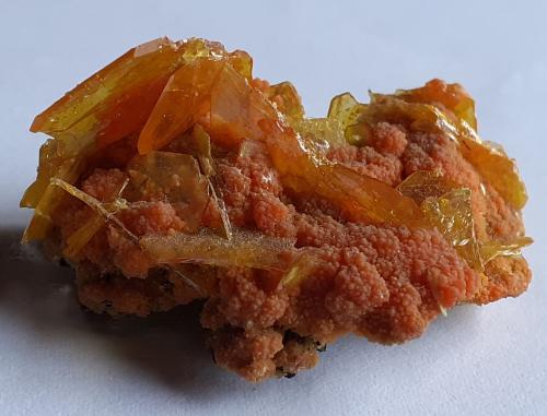 Wulfenite, Mimetite<br />Mina San Francisco, Cerro Prieto, Cucurpe, Municipio Cucurpe, Sonora, México<br />4 x 3 cm<br /> (Author: Volkmar Stingl)