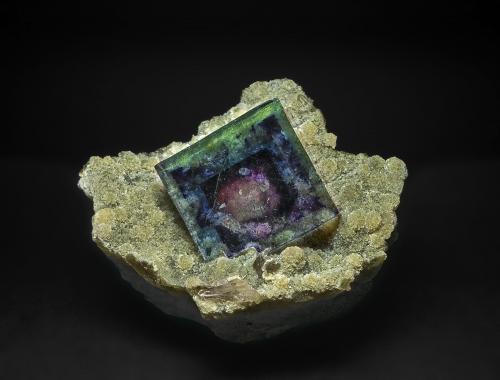 Fluorite, Quartz<br />Yindu, Hexigten Banner (Kèshíkèténg Qí), Chifeng (Ulanhad), Región Autónoma Mongolia Interior, China<br />3.8 x 3.6 cm<br /> (Author: am mizunaka)