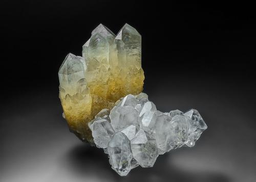 Quartz and Fluorite<br />Zona minera Huanggang, Hexigten Banner (Kèshíkèténg Qí), Chifeng (Ulanhad), Región Autónoma Mongolia Interior, China<br />11.4 x 10.3<br /> (Author: am mizunaka)